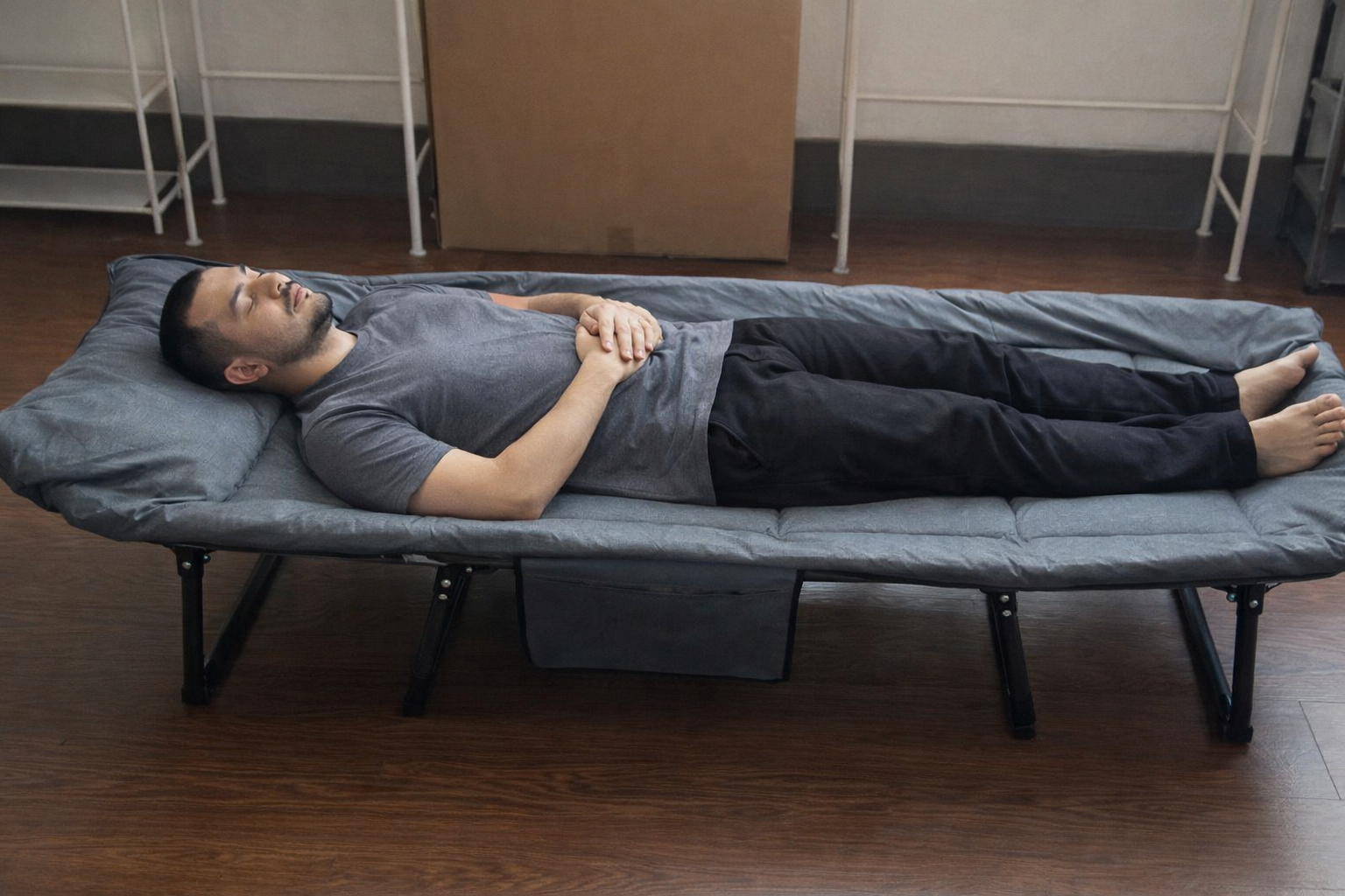 hombre acostado en casa